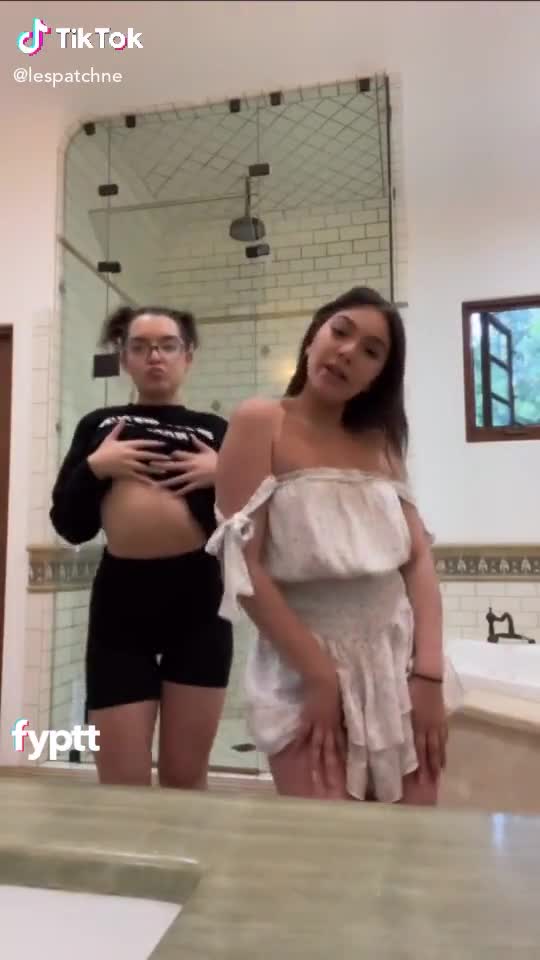 Pretty girl with black and white hair drops her nudes at NSFW TikTok